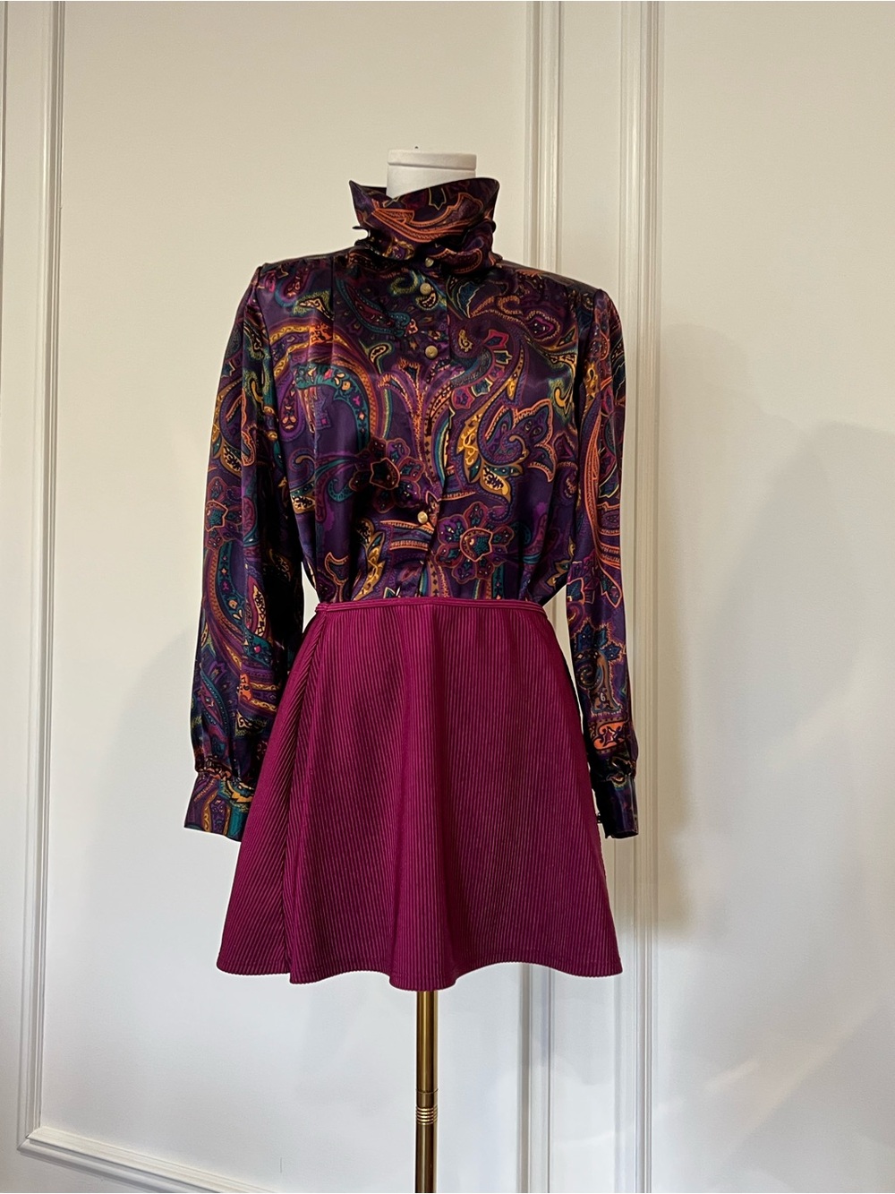 Vintage‎ 80s Set Purple Paisley Satin Blouse + Magenta Mini Skirt Dark Academia - Picture 2 of 7